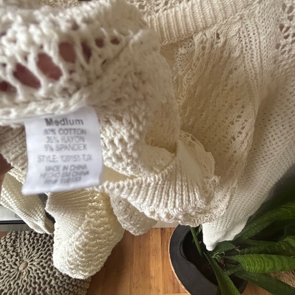 Lovely Poof! Sweater with Unique Detailing - Picture 5 of 5